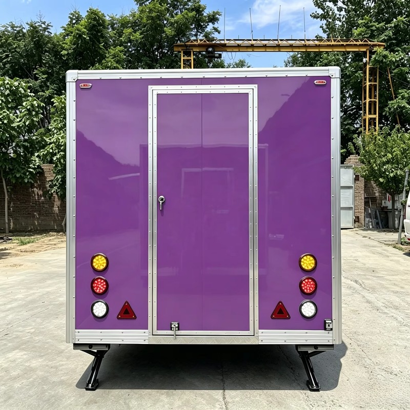 Rimorchio Moderno per Catering - Food Truck With Snacks recensione e prezzo